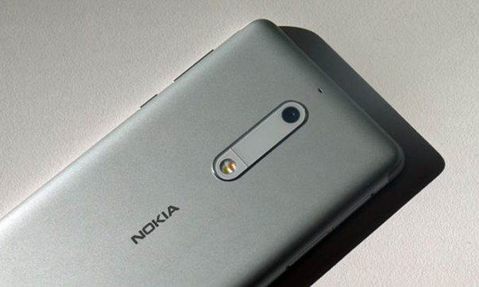 Điện thoại Nokia 5 màu bạc có thể chụp ảnh góc rộng
