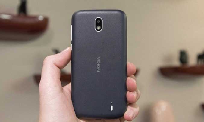 Điện thoại Nokia 1 xanh đen được thiết kế nhỏ gọn với mặt lưng bo cong mềm mại 