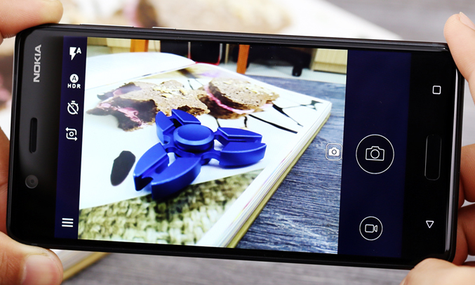 Điện thoại Nokia 5 màu đen có thể chụp ảnh góc rộng