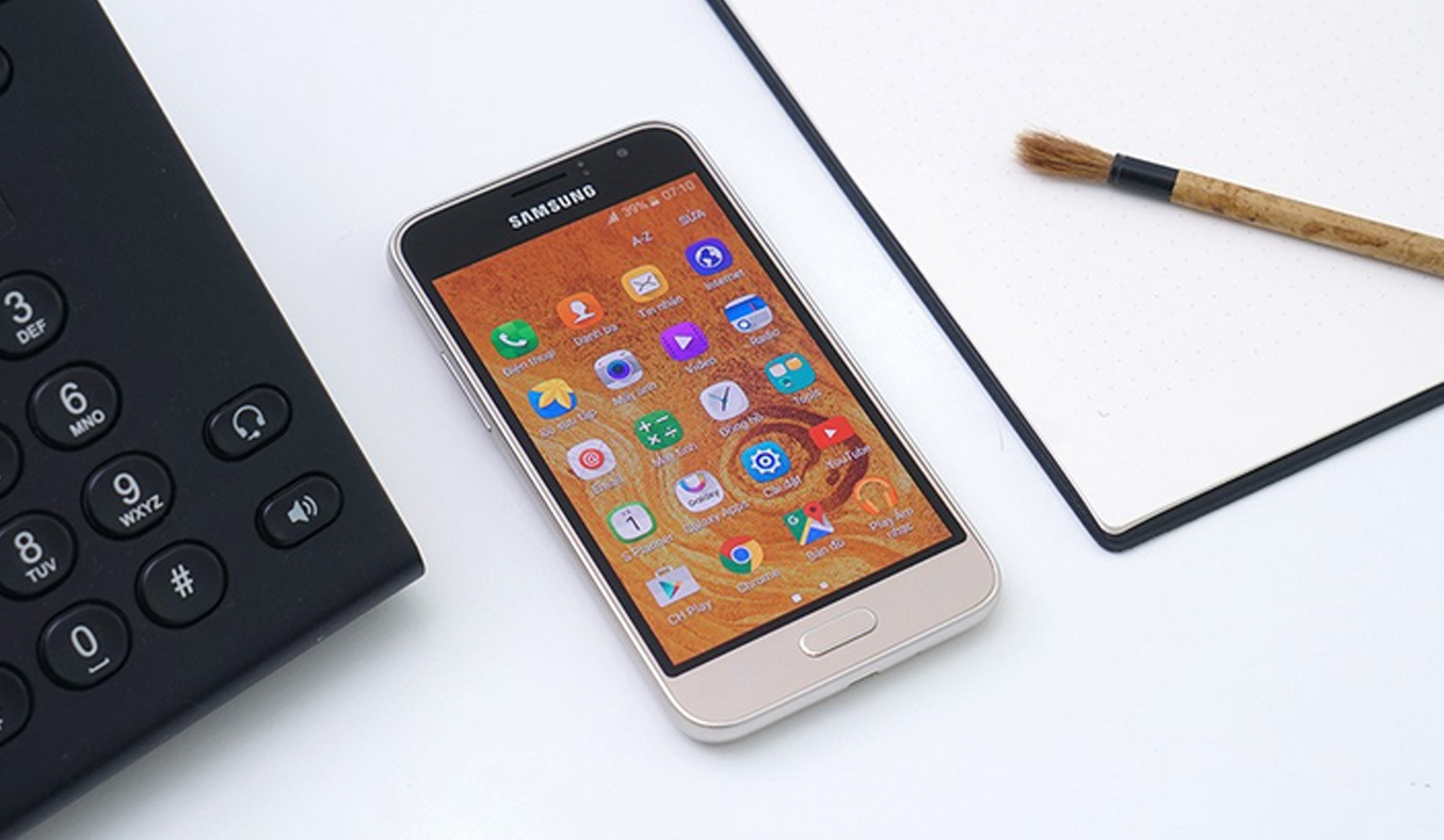 Điện thoại Samsung Galaxy J1 vàng thiết kế hiện đại