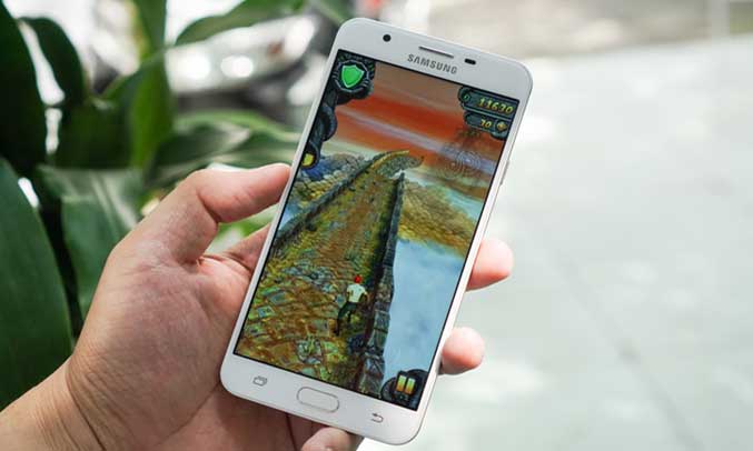 Điện thoại với dung lượng pin 3300 mAh giúp bạn thoả sức xem phim, chơi game