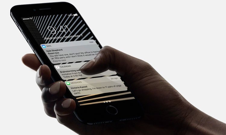 Điện thoại iPhone 7 128GB Jet Black độ sáng màn hình hoàn hảo