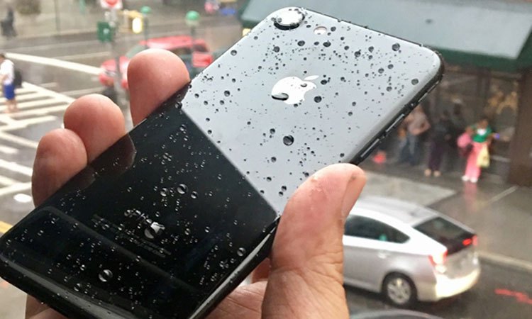 Điện thoại iPhone 7 128GB Jet Black khả năng chống thấm nước ưu việt