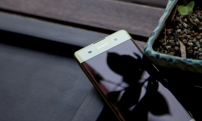 Xperia XA có mặt kính cong 