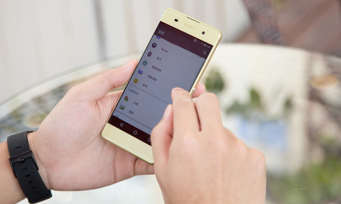 Xperia XA vàng hoạt động mạnh mẽ