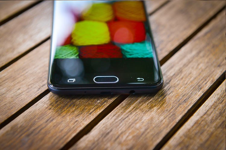 Bảo mật tốt hơn cùng cảm biến vân tay tích hợp trên điện thoại Samsung Galaxy J7 Prime