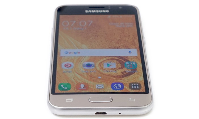 Điện thoại Samsung Galaxy J1 vàng chụp ảnh nét