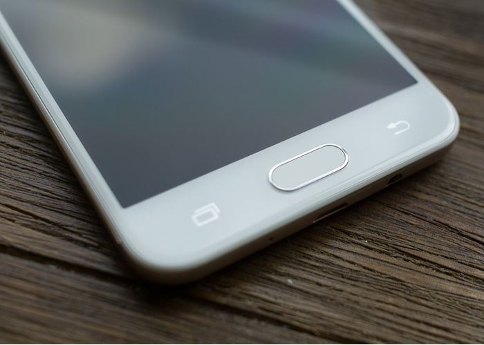 Điện thoại Samsung Galaxy J5 Prime (trắng vàng) trang bị bảm biến vân tay