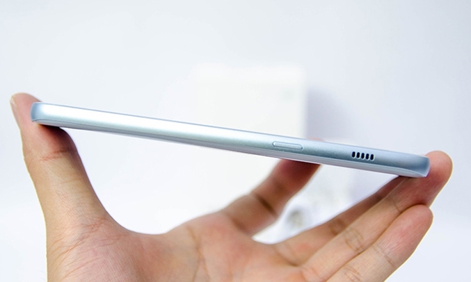 Samsung Galaxy A5 2017 xanh thao tác 1 tay dễ dàng