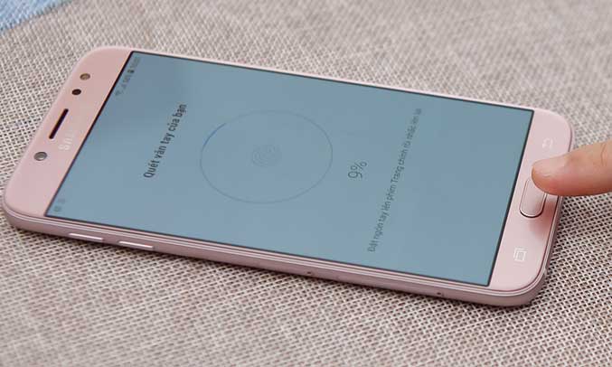 Điện thoại Samsung Galaxy J7 Pro mở hình khóa bằng vân tay 1 chạm