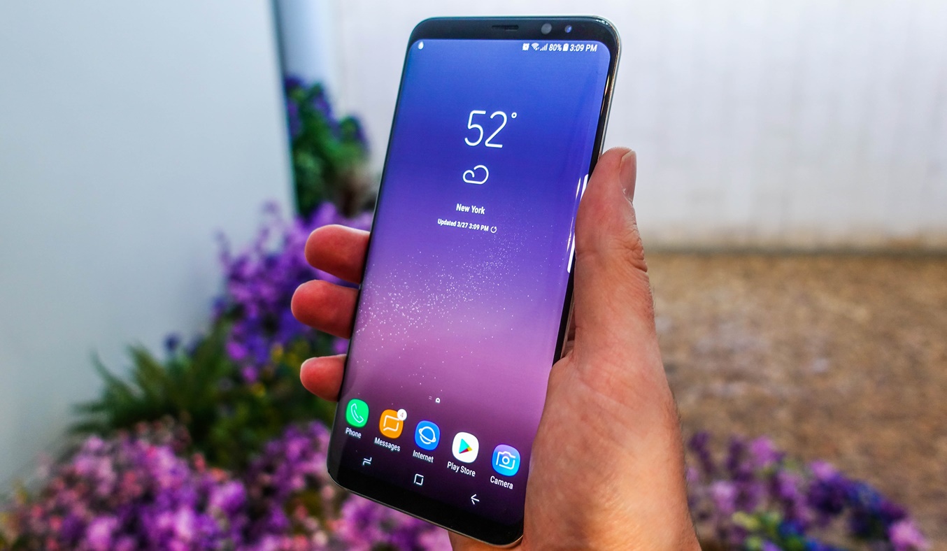 Điện thoại Samsung Galaxy S8 plus màu tím với màn hình vô cực đầy nghệ thuật