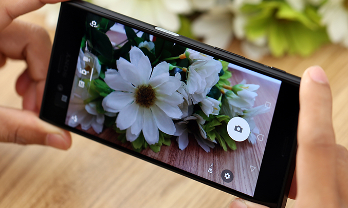 Điện thoại Sony Xperia XZs màu đen quay phim chậm