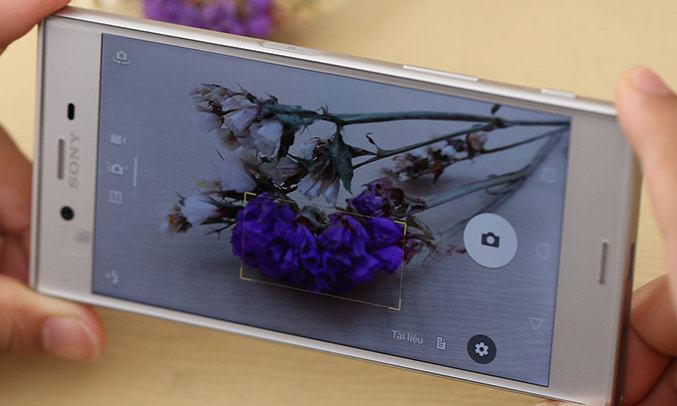 Điện thoại Sony Xperia XZs màu bạc quay phim chậm