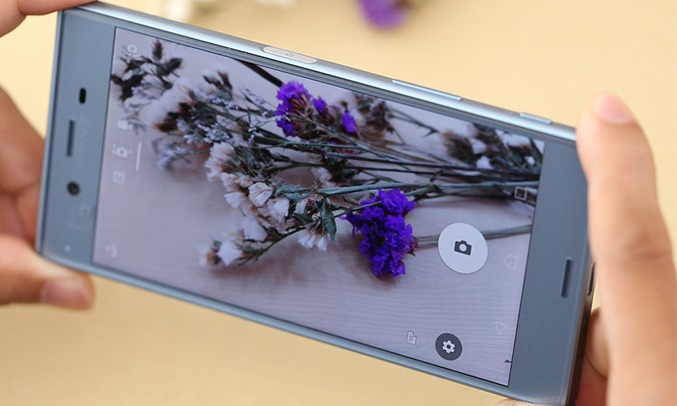 Điện thoại Sony Xperia XZs màu xanh quay phim chậm