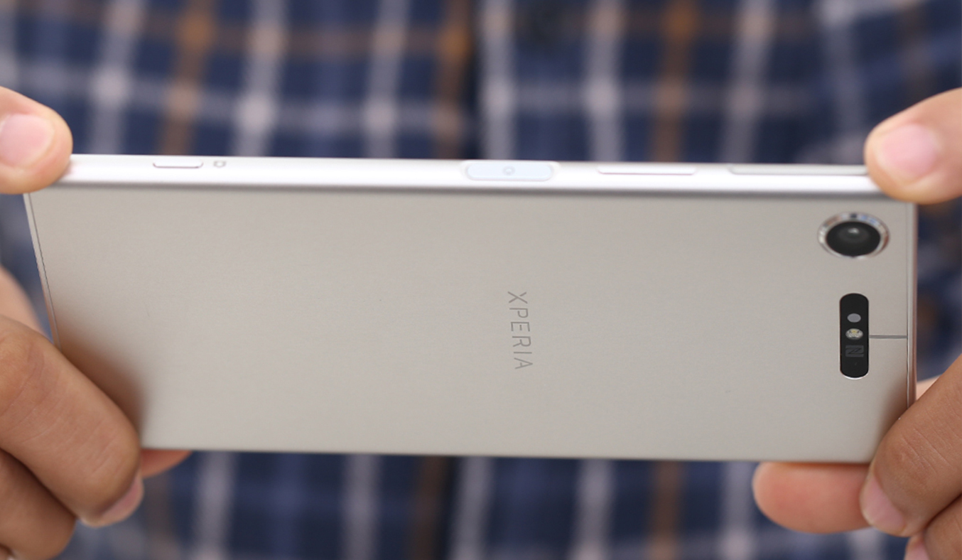 Điện thoại di động Sony Xperia XZ1 màu bạc pin khủng