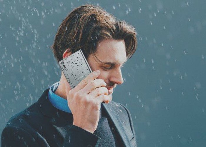 Điện thoại Sony Xperia XZS màu đen có khả năng chống nước tốt