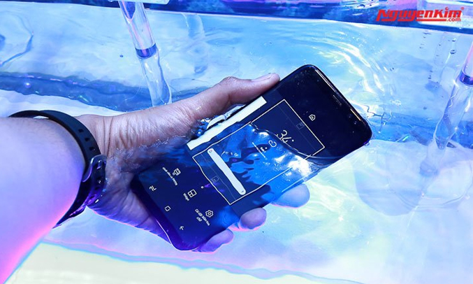Điện thoại Samsung Galaxy S8 xanh chống nước