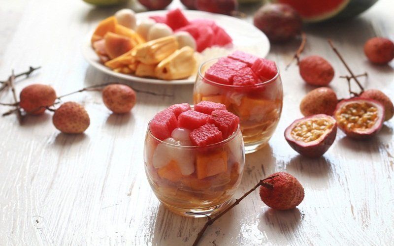 Chuẩn bị trái cây ăn kèm