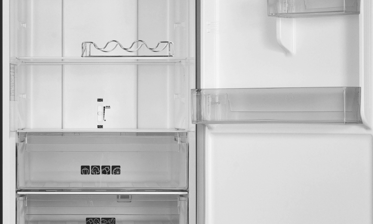 Khay kệ linh hoạt, tối ưu không gian lưu trữ Bên trong tủ được thiết kế hệ thống khay kệ kính cường lực có thể điều chỉnh độ cao linh hoạt, giúp sắp xếp thực phẩm gọn gàng và phù hợp với từng nhu cầu sử dụng. Kết hợp cùng đèn LED chiếu sáng trần tủ giúp không gian bên trong luôn sáng rõ, thuận tiện quan sát và lấy thực phẩm vào bất cứ thời điểm nào trong ngày.