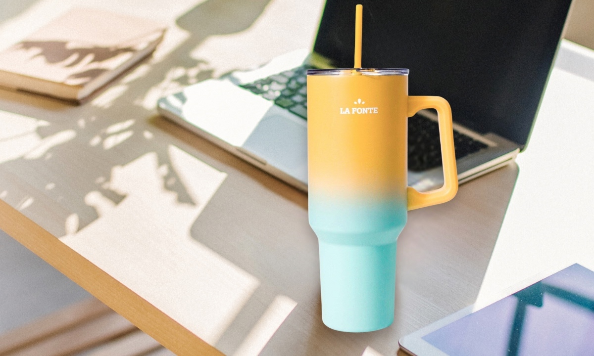 Thiết kế tiện lợi, dễ dùng Ly được trang bị tay cầm chắc chắn, giúp cầm nắm thoải mái khi mang theo. Kèm theo đó là ống hút sử dụng linh hoạt, tiện lợi trong nhiều tình huống — từ bàn làm việc cho đến tập luyện nhẹ.