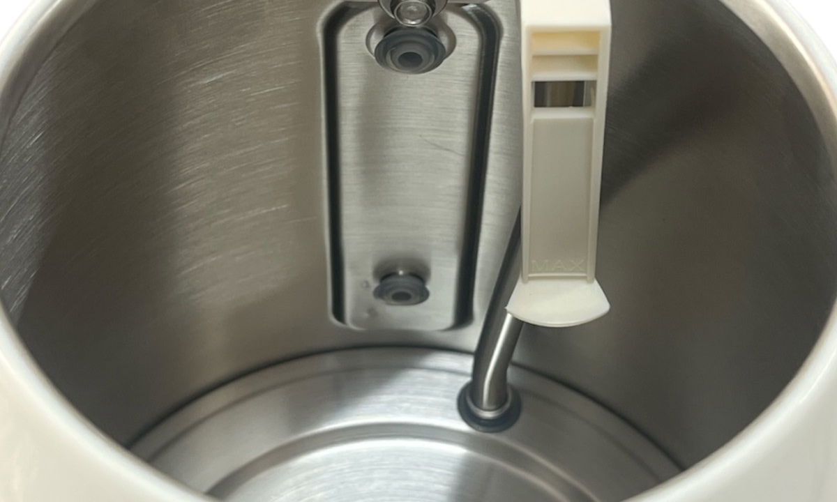 Chất liệu Inox 304 cao cấp – bền bỉ và an toàn Ấm đun Paveden PKT-1718BE được chế tác từ inox 304, chất liệu phổ biến trong đồ gia dụng cao cấp, đảm bảo độ bền lâu dài và không bị gỉ sét. Inox 304 không phản ứng với nước hay thực phẩm, an toàn cho sức khỏe người dùng và dễ dàng vệ sinh sau mỗi lần sử dụng.