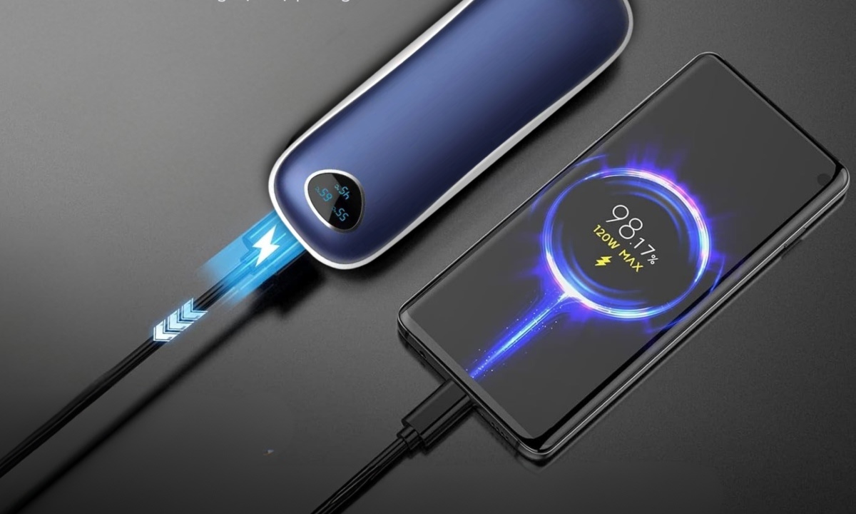 Kết hợp sạc dự phòng tiện lợi Ngoài chức năng sưởi, thiết bị còn hỗ trợ sạc cho điện thoại khi cần. Công suất ổn định giúp quá trình nạp diễn ra mượt mà, phù hợp cho những lúc ra ngoài mà pin máy gần hết.