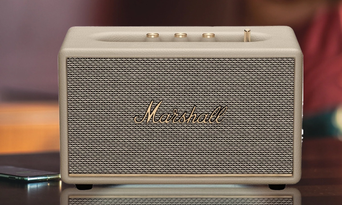 Thiết kế cổ điển sang trọng, hợp nhiều không gian Marshall Acton III sở hữu ngoại hình đặc trưng với lớp lưới họa tiết cổ điển và logo kim loại, tạo điểm nhấn nổi bật cho phòng khách, phòng ngủ hay không gian làm việc. Phong cách retro quen thuộc giúp loa dễ dàng hòa hợp mọi kiểu nội thất.