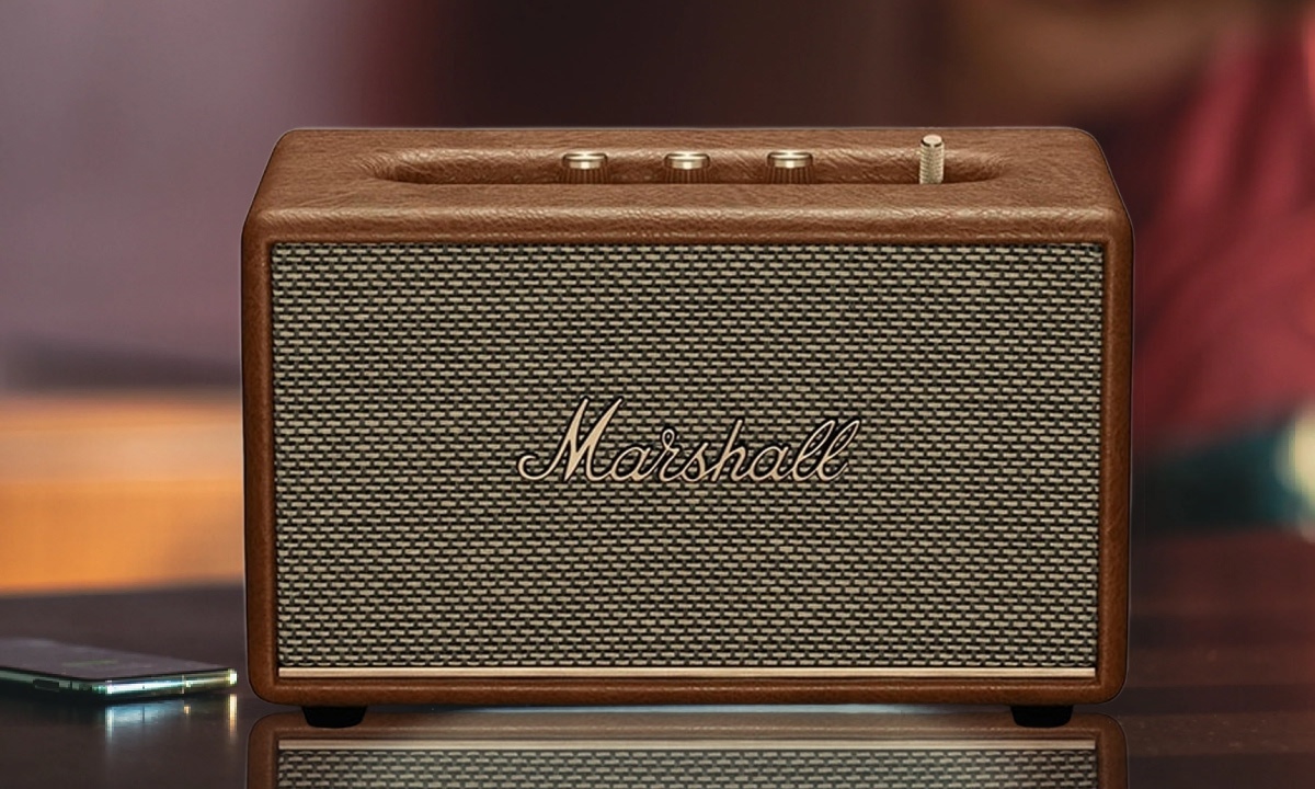 Thiết kế cổ điển sang trọng, hợp nhiều không gian Marshall Acton III sở hữu ngoại hình đặc trưng với lớp lưới họa tiết cổ điển và logo kim loại, tạo điểm nhấn nổi bật cho phòng khách, phòng ngủ hay không gian làm việc. Phong cách retro quen thuộc giúp loa dễ dàng hòa hợp mọi kiểu nội thất.