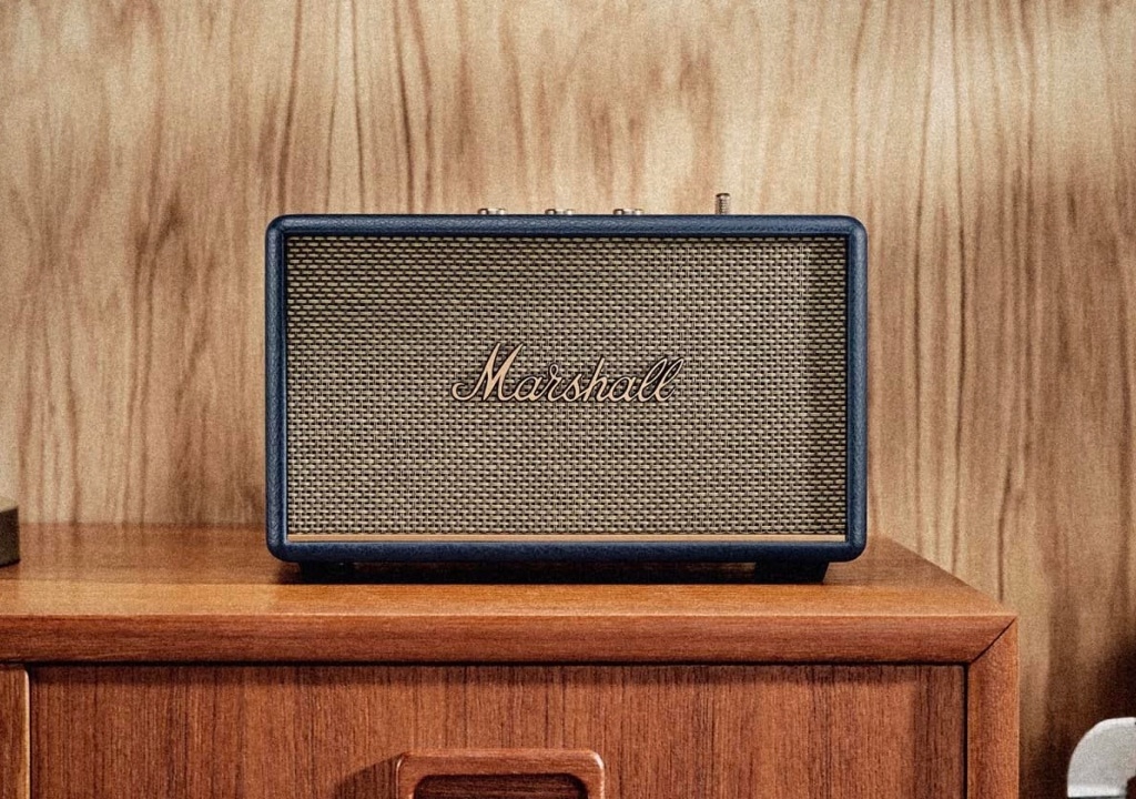 Thiết kế cổ điển sang trọng, hợp nhiều không gian Marshall Acton III sở hữu ngoại hình đặc trưng với lớp lưới họa tiết cổ điển và logo kim loại, tạo điểm nhấn nổi bật cho phòng khách, phòng ngủ hay không gian làm việc. Phong cách retro quen thuộc giúp loa dễ dàng hòa hợp mọi kiểu nội thất.