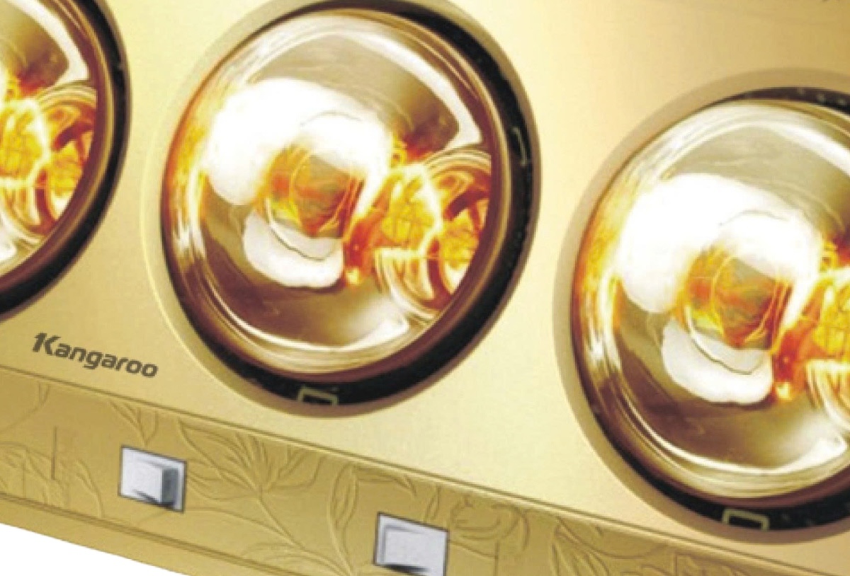3 bóng đèn lớn – 2 công tắc riêng biệt tiện lợi Kangaroo KGWH03T được trang bị 3 bóng sưởi kết hợp cùng 2 công tắc điều khiển độc lập, cho phép bạn dễ dàng chọn số lượng bóng cần sử dụng. Với tổng công suất 825W, sản phẩm phù hợp cho không gian phòng tắm rộng khoảng 15–25m², mang lại hiệu quả làm ấm nhanh.