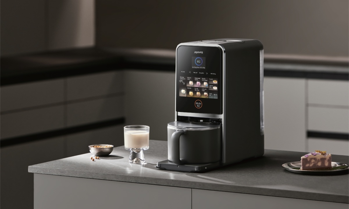 Máy làm sữa hạt Joyoung JSCB-K7 PRO – Chuẩn sống hiện đại, tiện nghi trong từng thao tác Joyoung JSCB-K7 PRO sở hữu thiết kế tinh tế, sang trọng với màn hình cảm ứng rộng 5.7 inch hiển thị sắc nét, thao tác mượt mà chỉ với một chạm. Giao diện trực quan, dễ hiểu giúp bạn dễ dàng chọn chế độ nấu mong muốn, ngay cả với người lớn tuổi. Bên cạnh đó, máy còn được trang bị thêm màn hình phụ LCD TFT 2.4 inch hiển thị thời gian nấu, trạng thái hoạt động và thông báo lỗi, giúp quá trình sử dụng trở nên dễ dàng và an toàn hơn.