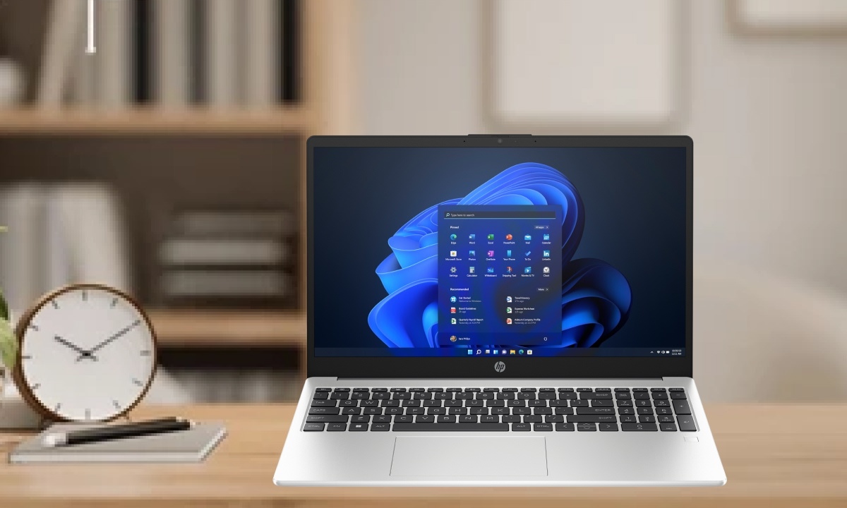 Thiết kế đơn giản, chắc chắn với màu bạc hiện đại HP 250 G10 nổi bật với lớp vỏ màu bạc trang nhã, hoàn thiện bằng chất liệu chắc chắn, phù hợp môi trường công sở. Kiểu dáng đơn giản nhưng tinh tế, mang lại cảm giác chuyên nghiệp khi sử dụng—từ phòng họp đến bàn làm việc hàng ngày.