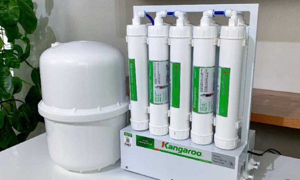 Hệ thống 9 lõi lọc mạnh mẽ Sản phẩm trang bị hệ thống 9 lõi lọc tiên tiến, giúp loại bỏ tạp chất, vi khuẩn và các kim loại nặng, mang đến nguồn nước tinh khiết, an toàn cho sức khỏe cả gia đình. Ngoài ra, các lõi lọc chức năng còn bổ sung khoáng chất cần thiết, giúp nước ngon ngọt và dễ uống hơn.