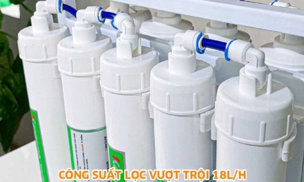 Công suất lọc 18 lít/giờ Máy có công suất lọc 18 lít/giờ, đảm bảo cung cấp đủ lượng nước sạch cho nhu cầu sinh hoạt hằng ngày của gia đình. Với tốc độ lọc nhanh, thiết bị đáp ứng tốt cả những gia đình đông thành viên, giúp bạn yên tâm sử dụng trong mọi hoàn cảnh.
