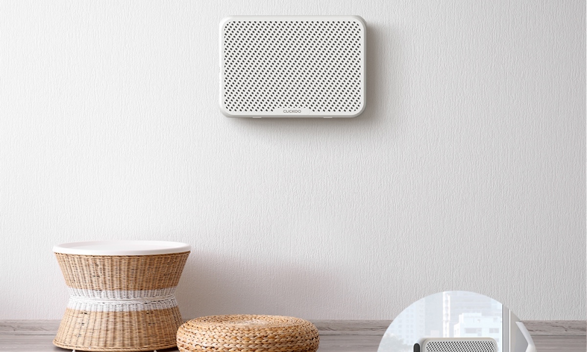 Thiết kế treo tường nhỏ gọn, phạm vi lọc không khí rộng rãi Máy lọc không khí Cuckoo AC-09AA10FWH có phạm vi hoạt động hiệu quả trong không gian lên đến 33m², phù hợp cho phòng khách, phòng ngủ hay văn phòng nhỏ, mang lại bầu không khí trong lành và dễ chịu. Với thiết kế treo tường gọn gàng và hiện đại, sản phẩm không chỉ tiết kiệm diện tích mà còn tăng tính thẩm mỹ cho không gian. Đồng thời, máy hỗ trợ điều khiển cảm ứng trực quan và điều khiển từ xa tiện lợi, mang đến trải nghiệm hiện đại, thoải mái trong quá trình sử dụng.
