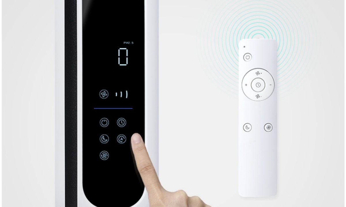 Điều khiển cảm ứng và từ xa tiện lợi Máy hỗ trợ màn hình cảm ứng trực quan cùng điều khiển từ xa thông minh, giúp người dùng dễ dàng thao tác, thay đổi chế độ lọc không khí một cách nhanh chóng và thuận tiện ở mọi vị trí trong phòng.