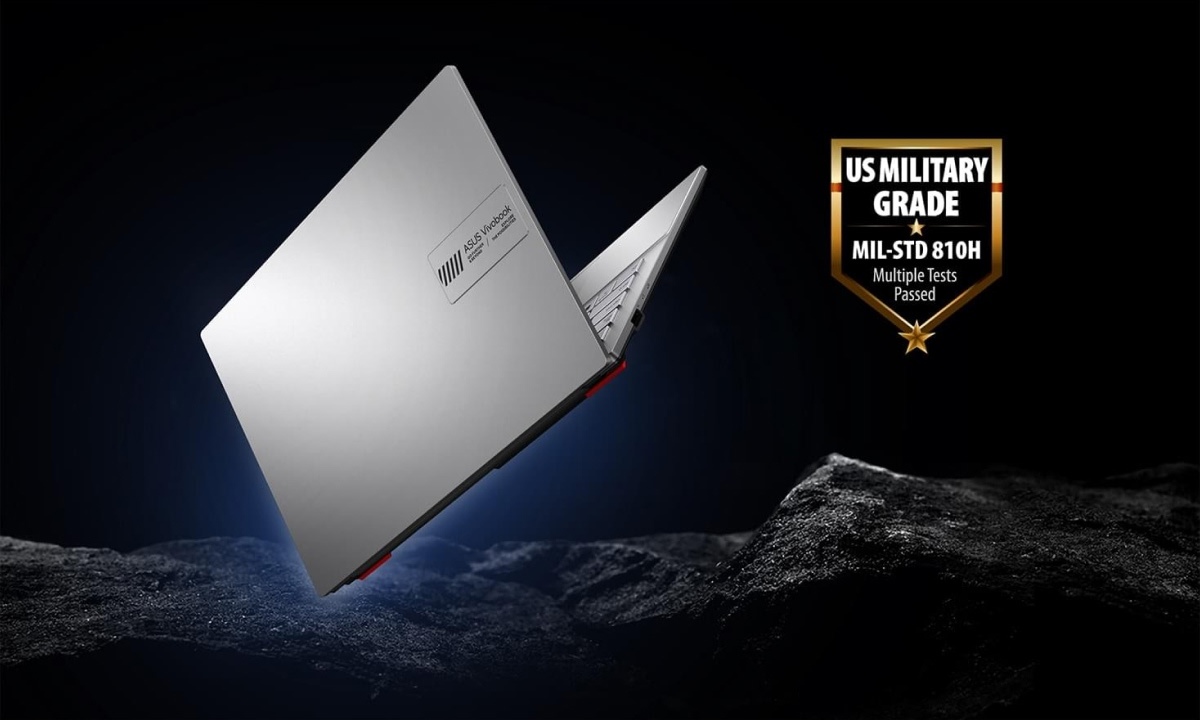 Thiết kế thanh lịch & di động cao - Độ bền chuẩn quân đội ASUS Vivobook Go 14 nổi bật với thân máy mảnh, nhẹ và kiểu dáng tinh tế. Máy chỉ nặng khoảng 1,38 kg với độ dày ~1,79 cm, dễ dàng bỏ vào balo mang theo mọi nơi. Khung máy được thiết kế viền mỏng (“NanoEdge”) giúp tỉ lệ màn hình chiếm không gian lớn hơn, mang lại cảm giác “tràn viền” và hiện đại hơn. Laptop được kiểm nghiệm đạt chuẩn độ bền quân đội Mỹ MIL-STD-810H. Điều này đảm bảo Vivobook Go 14 có khả năng chịu va đập, rung lắc và nhiệt độ khắc nghiệt, mang lại độ tin cậy cao và tuổi thọ lâu dài.
