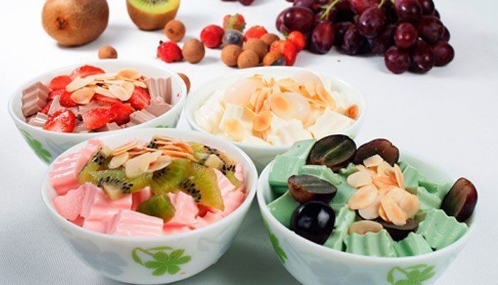 Bạn cũng có thể thêm vào nhiều loại trái cây khác nhau để gia tăng hương vị chén chè khúc bạch