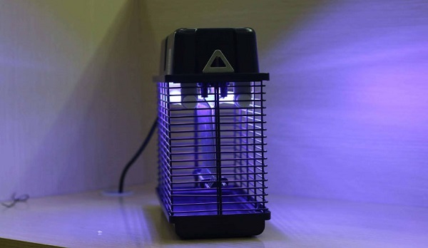 Có hai loại đèn bắt muỗi là loại quạt hút và loại lưới điện