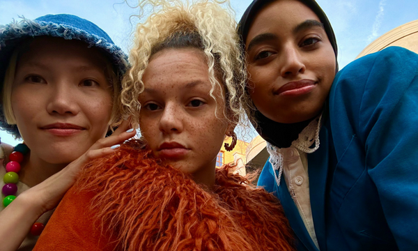 Điện thoại iPhone 14 Plus 512GB Đen chụp selfie rõ nét