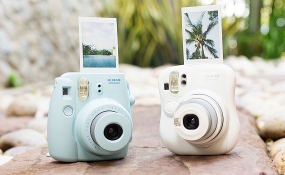 Máy ảnh chụp lấy liền giá tốt. Máy ảnh Fuji Instax Mini 8 đen