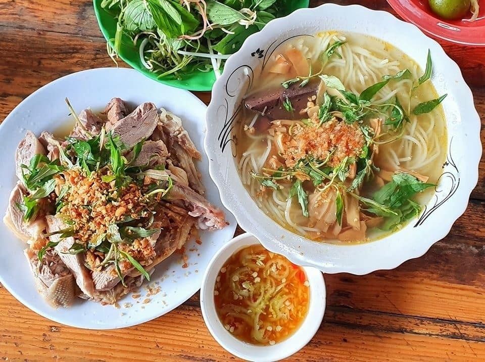 Bún măng Dì Út với nước súp đậm đà cùng thịt vịt vừa mềm vừa ngọt