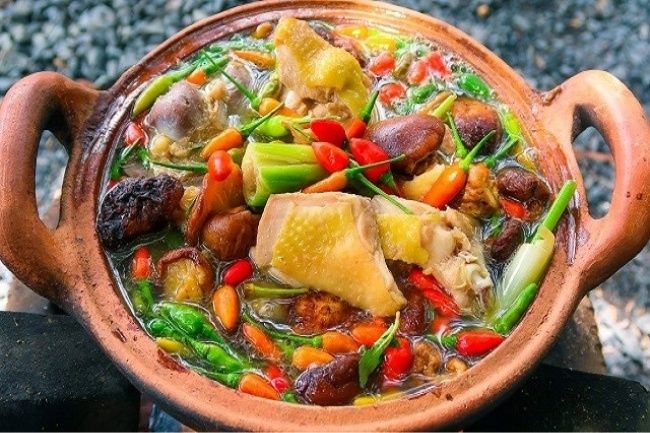 Tân Lạc Viên - gà tiềm ớt hiểm (Thủ Dầu Một) kết hợp mùi vị ngọt gà với chút cay và thơm của ớt hiểm