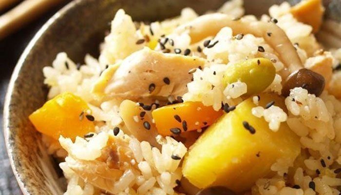 Và món cơm trộn với nồi cơm điện đây rồi