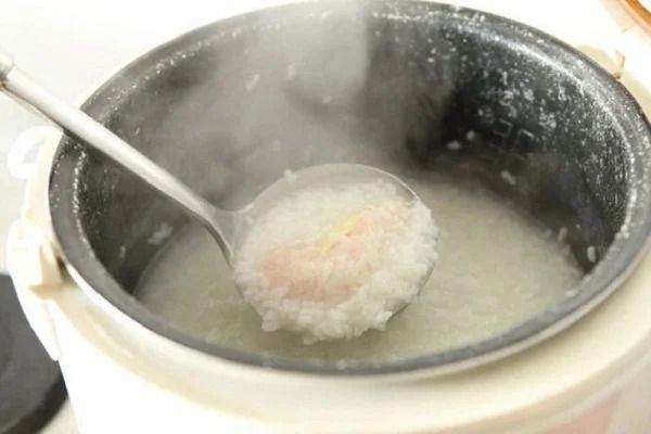 Nấu cháo sườn bằng nồi cơm điện ngon như ngoài hàng