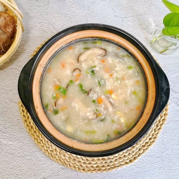 Cháo gà bổ dưỡng kết hợp cùng nấm làm tăng thêm hương vị