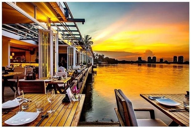 The Deck Saigon - nhà hàng gần đây ở TPHCM cực lãng mạn