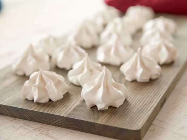 Nướng bánh sữa chua khô ở nhiệt độ 110 – 120 độ C trong khoảng 1 giờ.