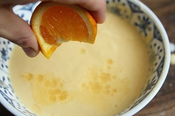 Cho một vài giọt nước cam hay chanh vào để khử mùi tanh của trứng gà