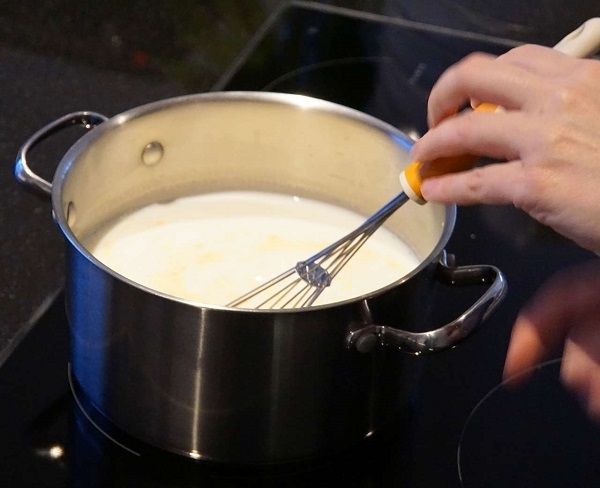 cách làm sữa chua phô mai đà lạt: cho sữa tươi, sữa đặc và phô mai